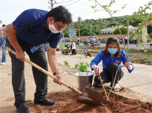 Hưởng ứng chương trình trồng 1 tỷ cây xanh đảo Phú Quý